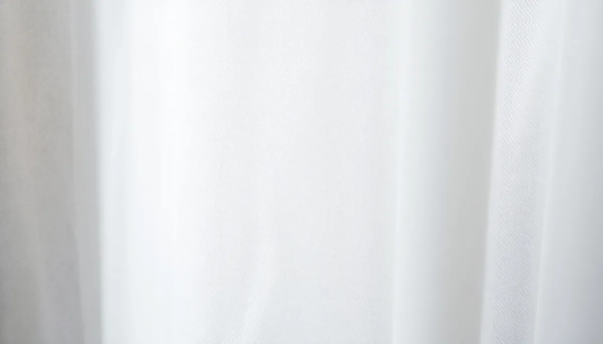 Détail de la texture du tissu blanc de la soutane papale en soie moirée